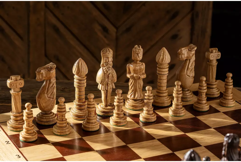 DUŻE SZACHY DĘBOWE (64,5x65cm) intarsjowane, rzeźbione, drewniane